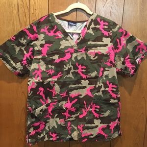 Scrub top Large. Camo and pink
